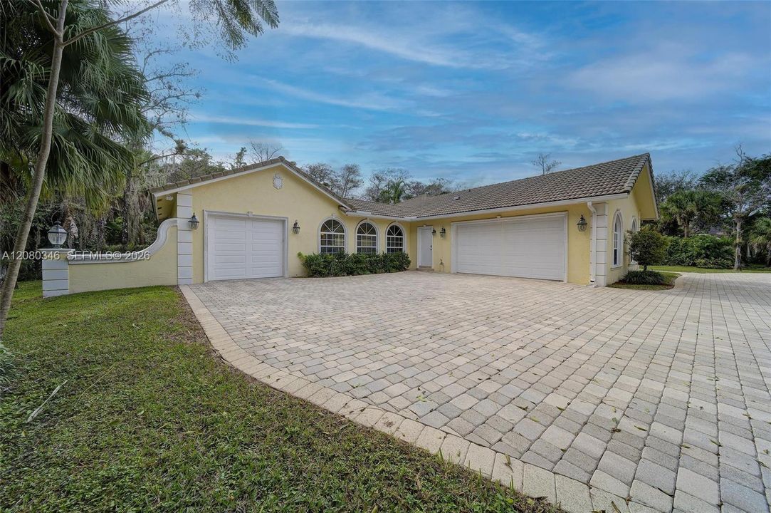 For Sale: $1,250,000 (5 beds, 3 baths, 4670 Square Feet)