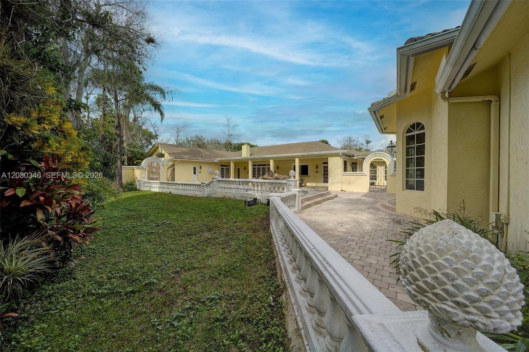 For Sale: $1,250,000 (5 beds, 3 baths, 4670 Square Feet)