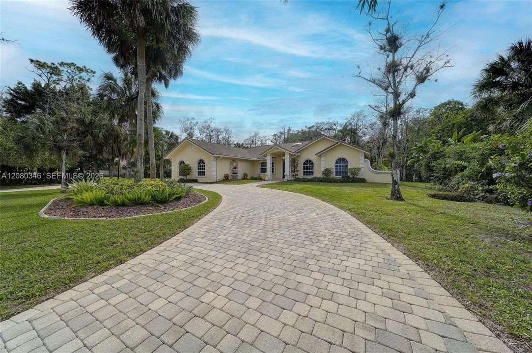 For Sale: $1,250,000 (5 beds, 3 baths, 4670 Square Feet)