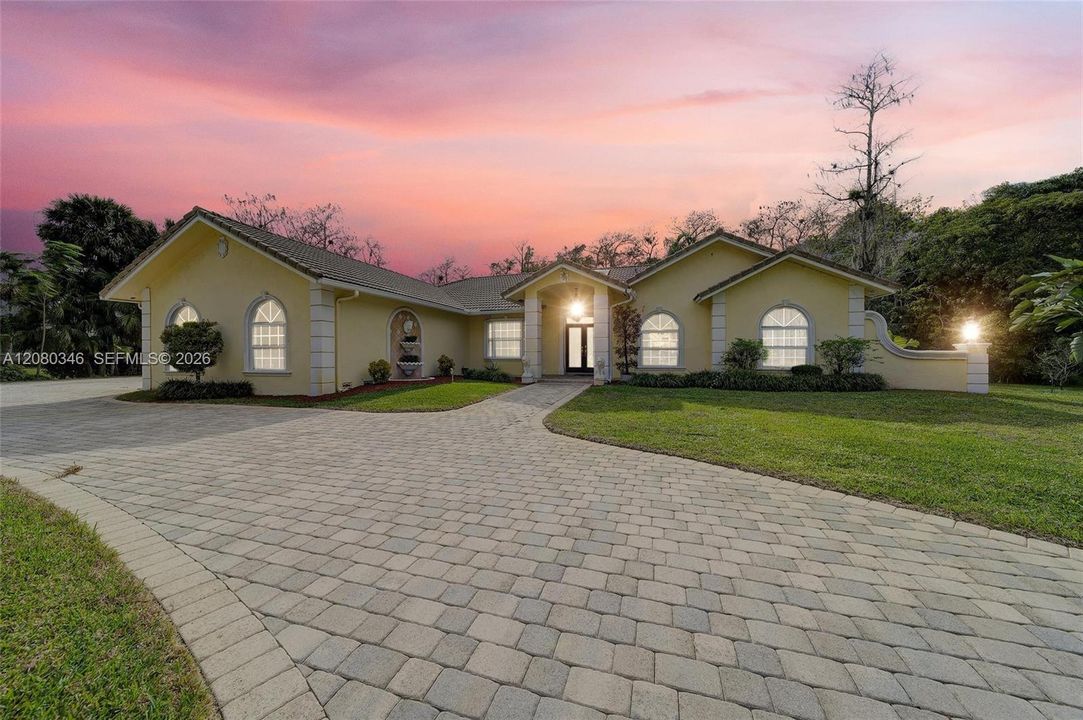 For Sale: $1,250,000 (5 beds, 3 baths, 4670 Square Feet)
