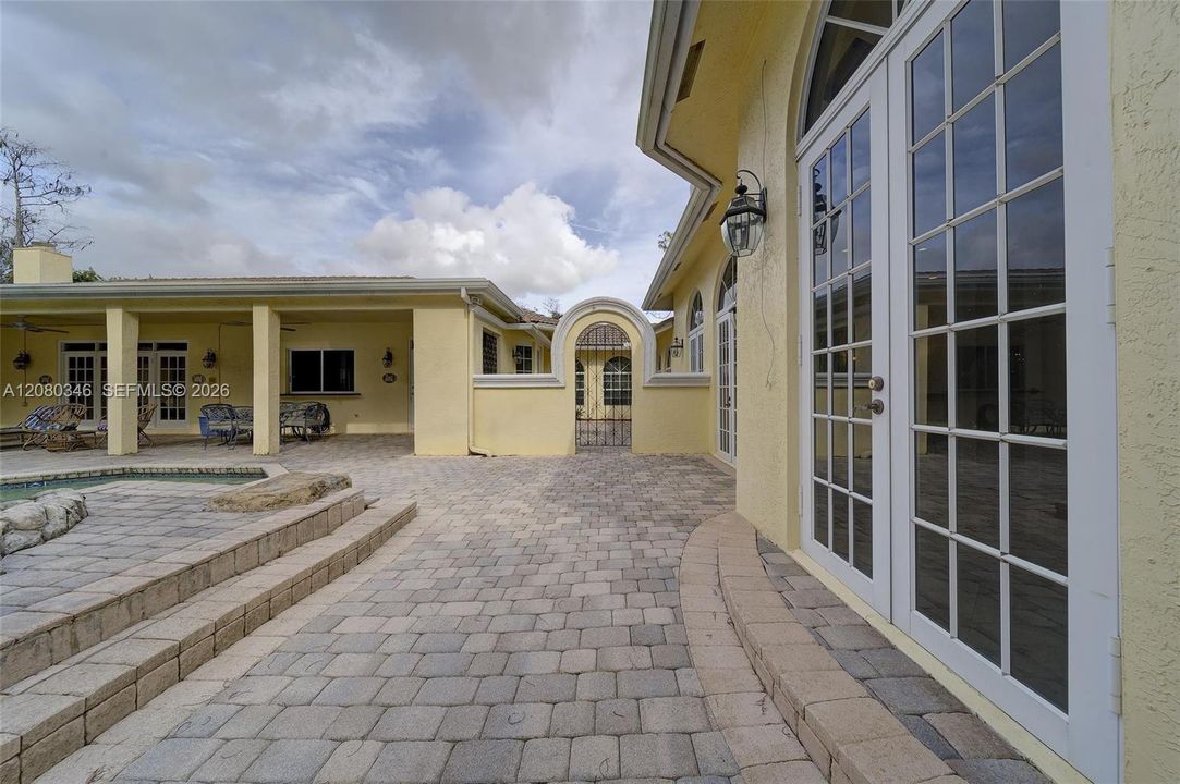 For Sale: $1,250,000 (5 beds, 3 baths, 4670 Square Feet)