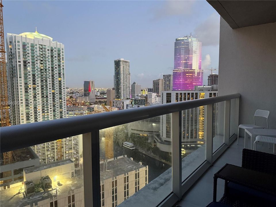 For Rent: $3,400 (1 beds, 1 baths, 842 Square Feet)