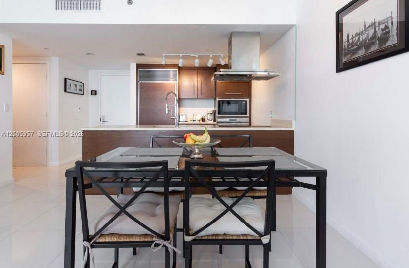 For Rent: $3,400 (1 beds, 1 baths, 842 Square Feet)