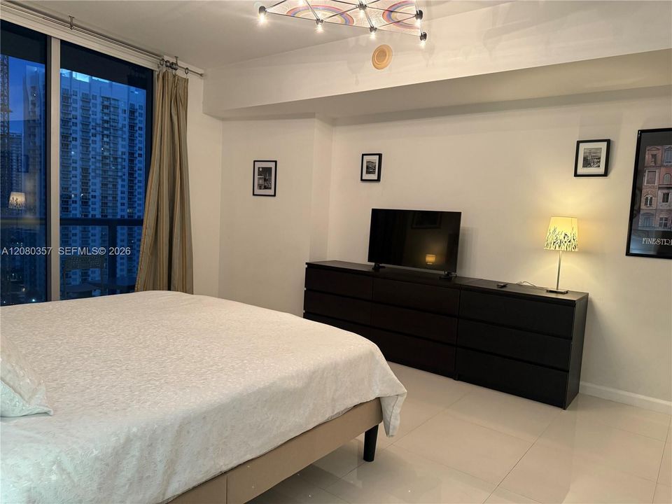 For Rent: $3,400 (1 beds, 1 baths, 842 Square Feet)