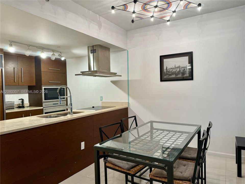 For Rent: $3,400 (1 beds, 1 baths, 842 Square Feet)