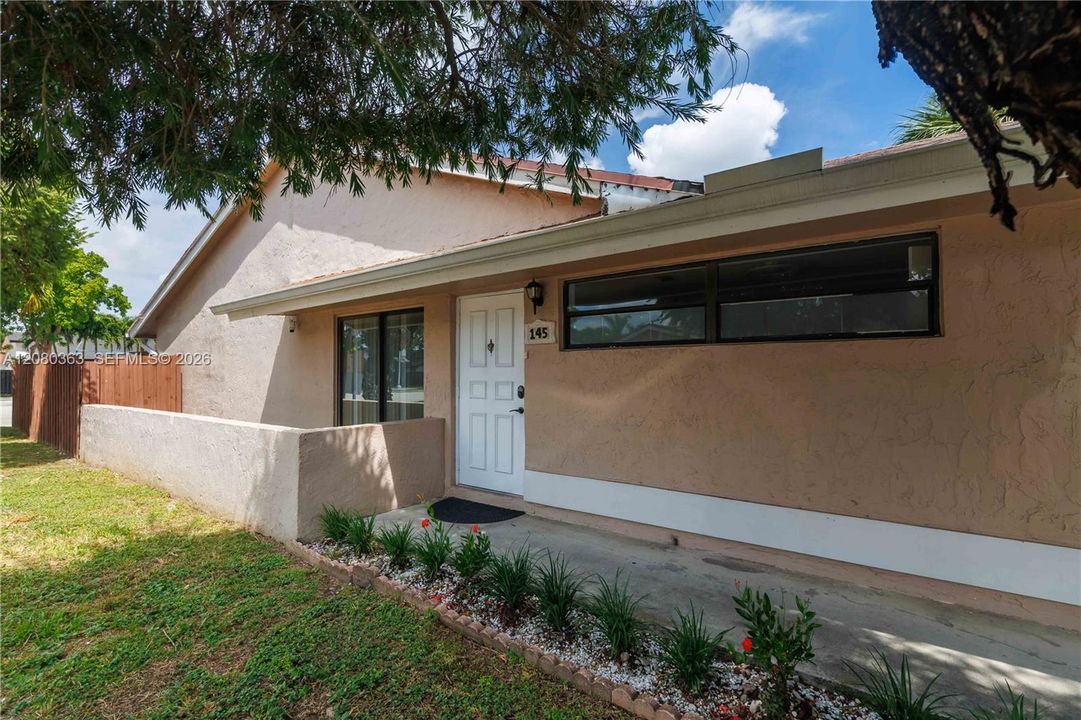 For Sale: $525,000 (3 beds, 2 baths, 1240 Square Feet)