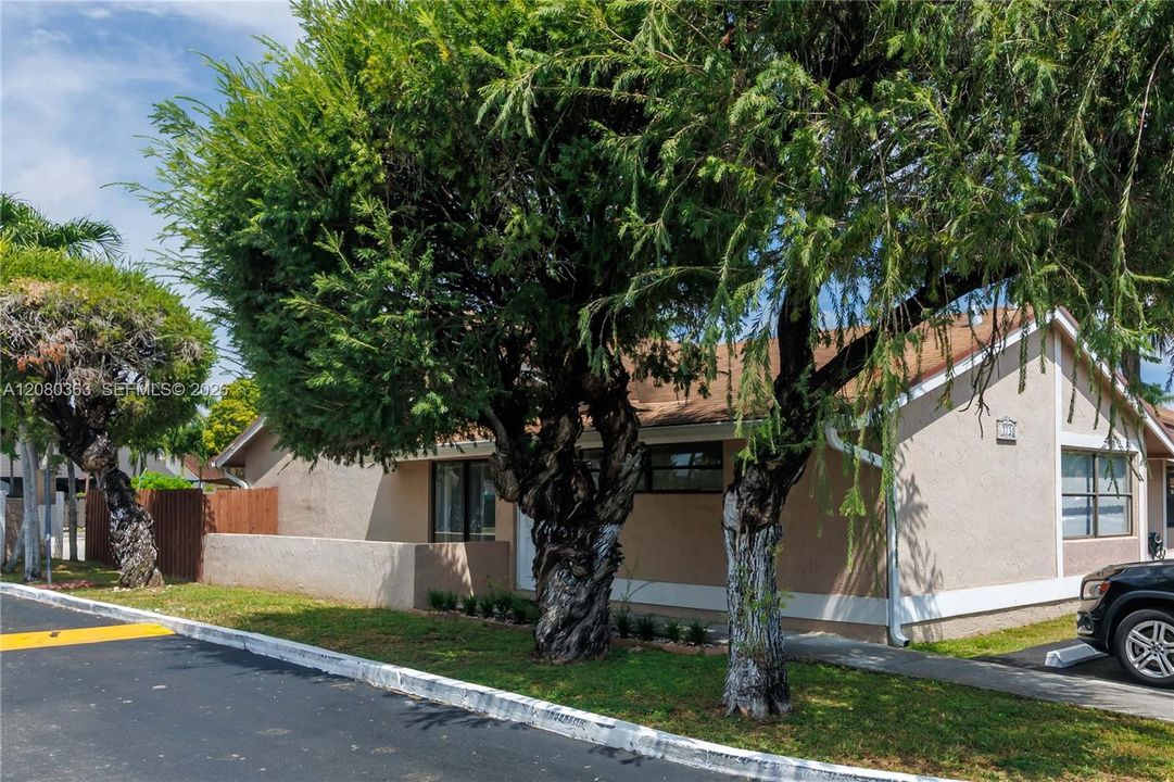 For Sale: $525,000 (3 beds, 2 baths, 1240 Square Feet)