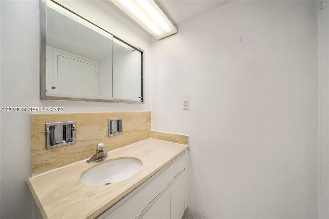 На продажу: $379,000 (1 спален, 1 ванн, 1070 Квадратных фут)