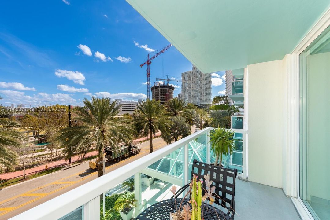 For Sale: $535,000 (1 beds, 1 baths, 746 Square Feet)