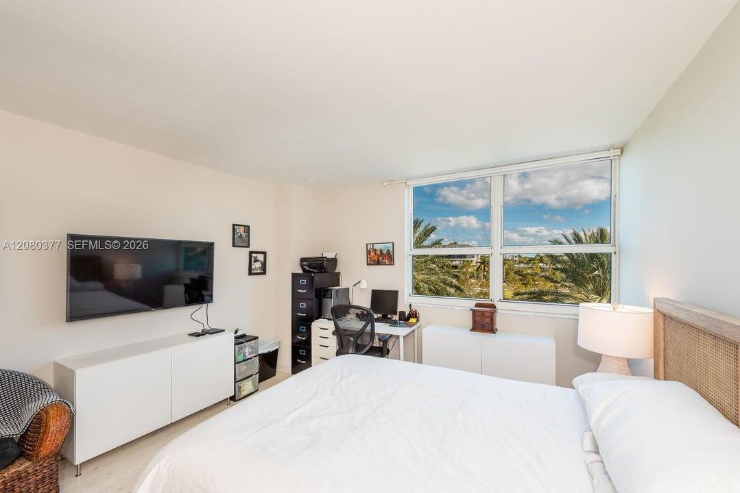 For Sale: $535,000 (1 beds, 1 baths, 746 Square Feet)