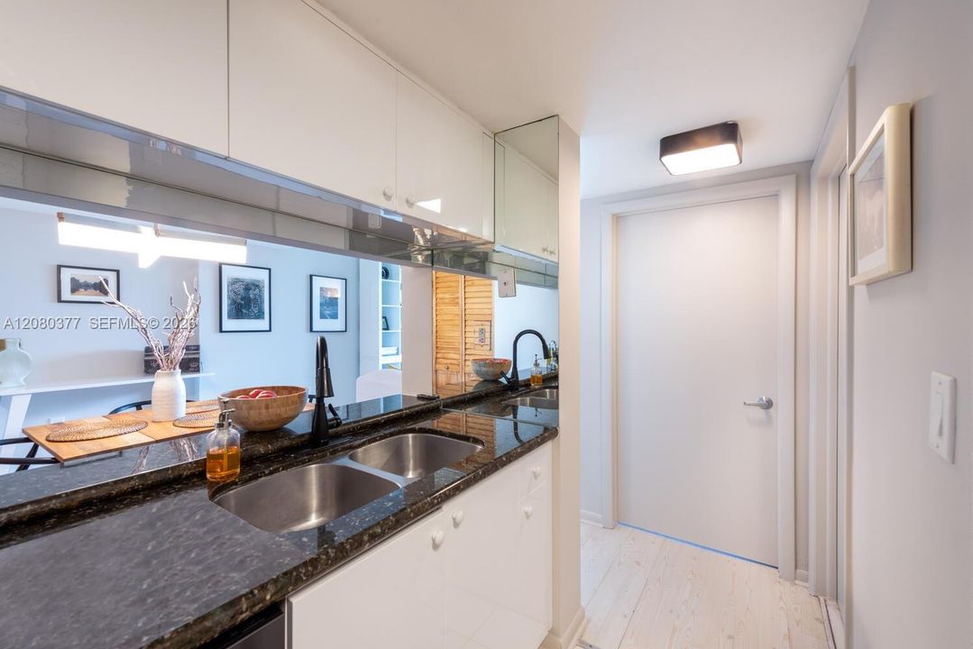 For Sale: $535,000 (1 beds, 1 baths, 746 Square Feet)