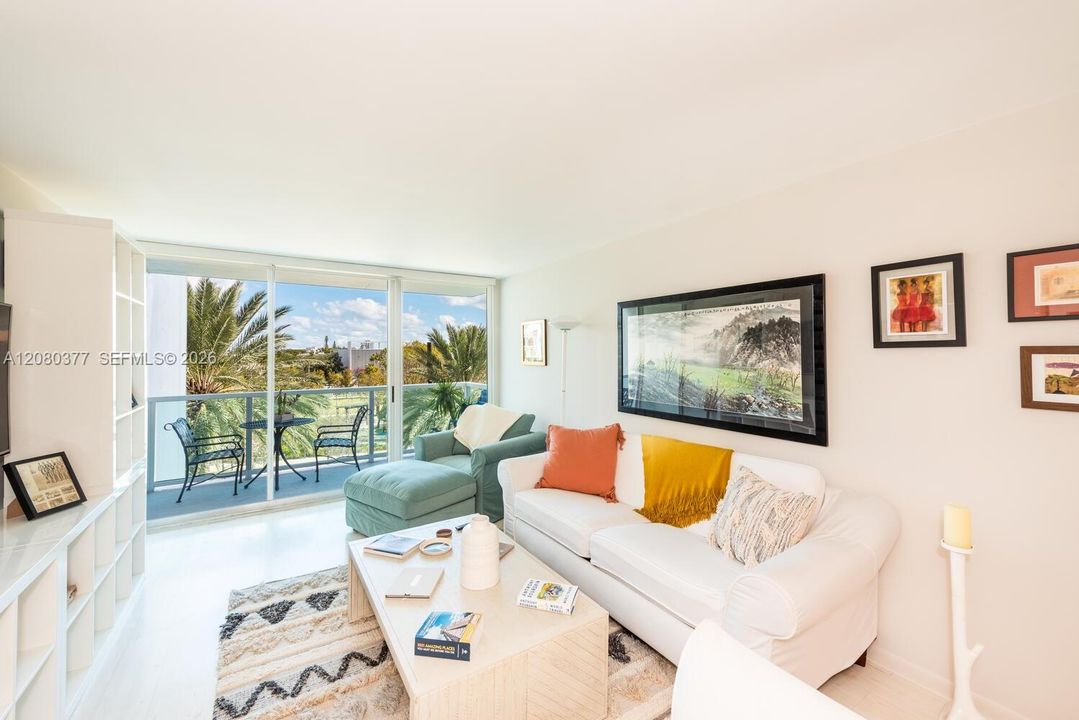 For Sale: $535,000 (1 beds, 1 baths, 746 Square Feet)