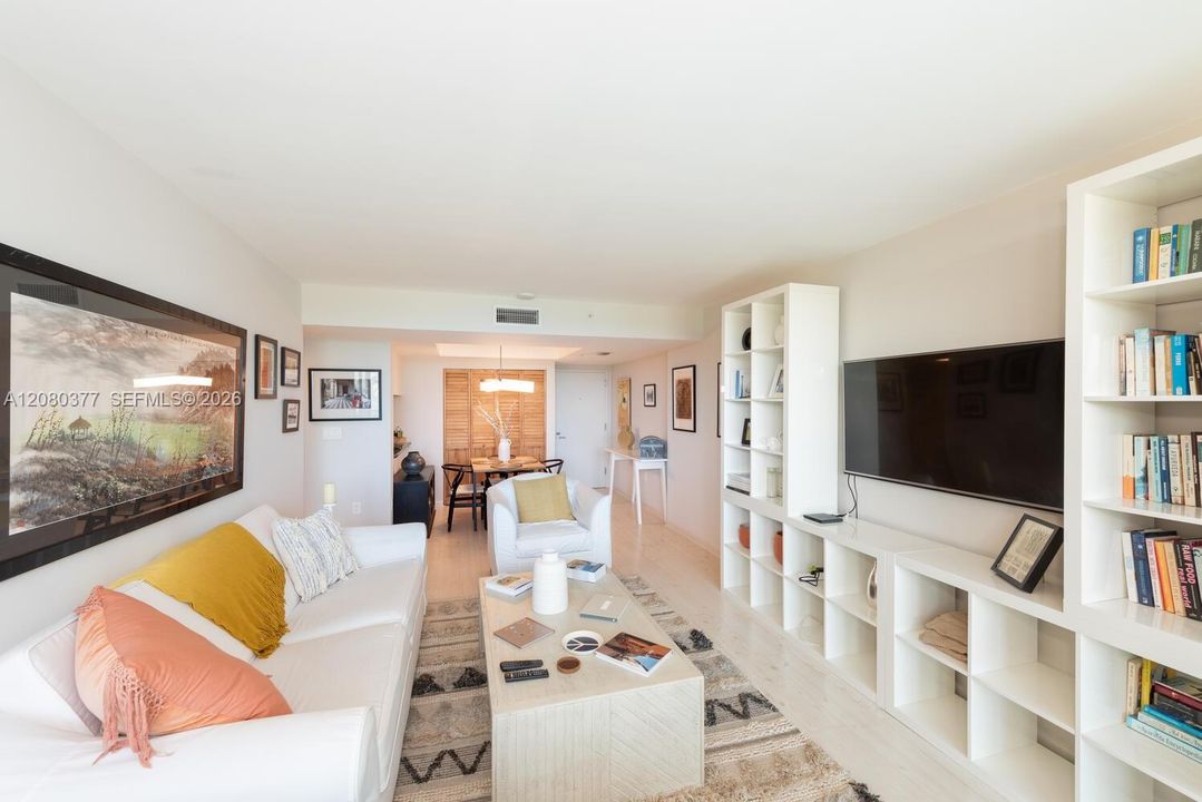 For Sale: $535,000 (1 beds, 1 baths, 746 Square Feet)