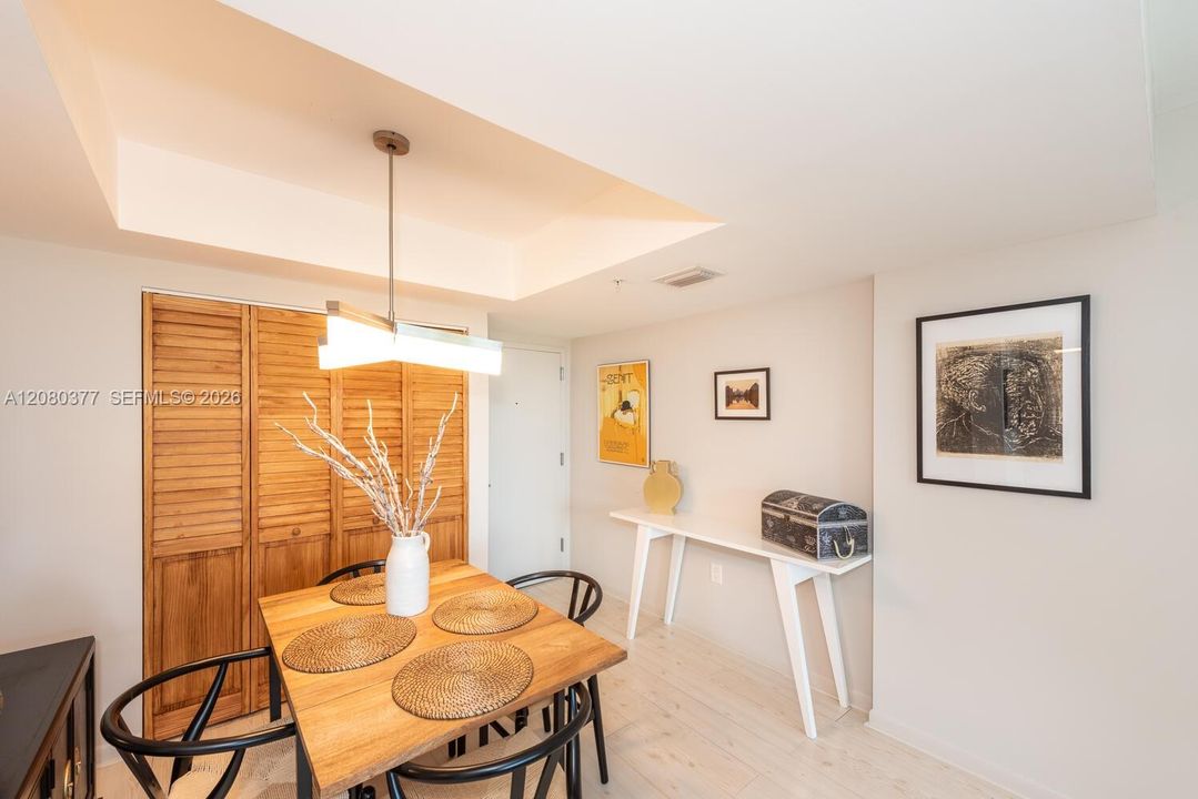 For Sale: $535,000 (1 beds, 1 baths, 746 Square Feet)