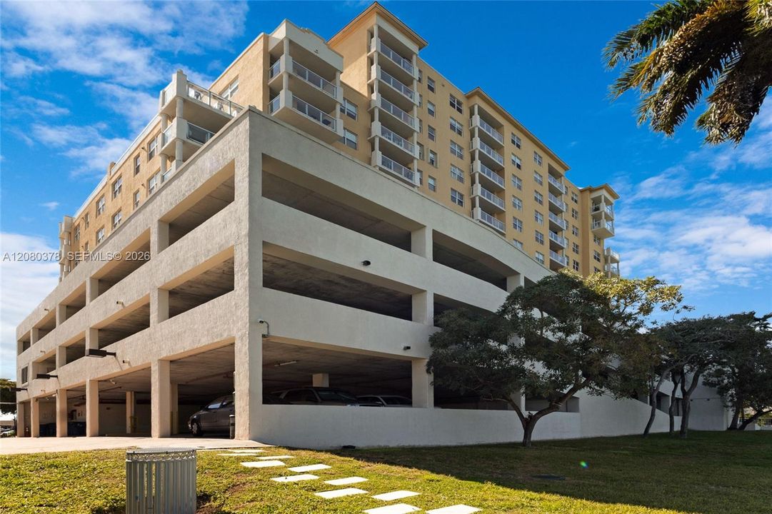 For Rent: $3,500 (1 beds, 1 baths, 932 Square Feet)