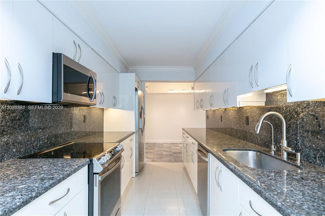 For Sale: $699,980 (2 beds, 2 baths, 1949 Square Feet)