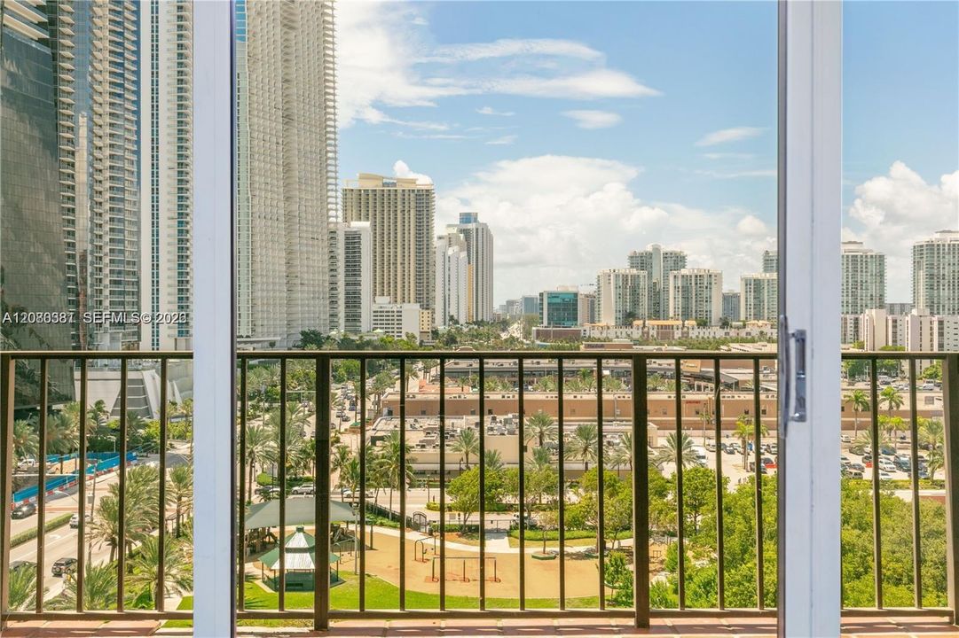 For Sale: $699,980 (2 beds, 2 baths, 1949 Square Feet)