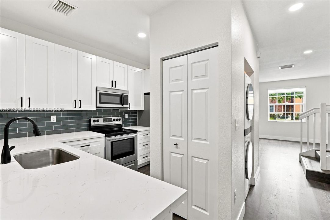 For Sale: $335,000 (3 beds, 2 baths, 1325 Square Feet)