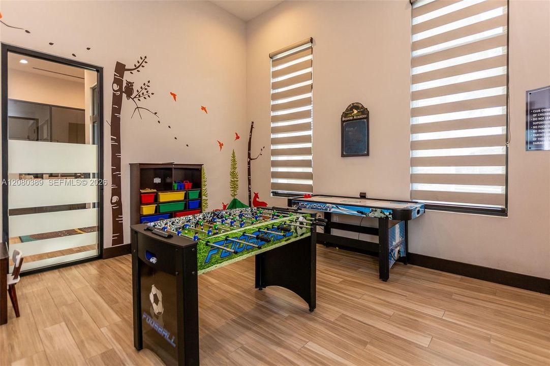 For Sale: $1,150,000 (4 beds, 3 baths, 2582 Square Feet)