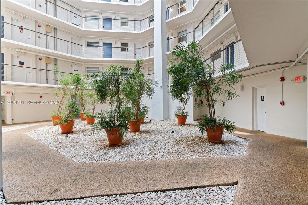 For Rent: $3,400 (1 beds, 1 baths, 830 Square Feet)