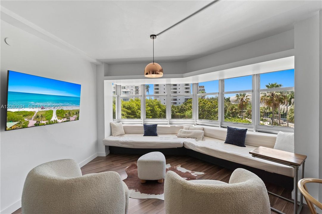 For Rent: $3,400 (1 beds, 1 baths, 830 Square Feet)