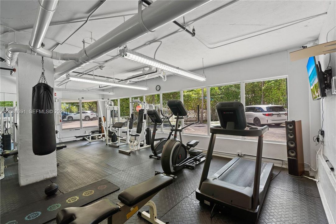 For Rent: $3,400 (1 beds, 1 baths, 830 Square Feet)