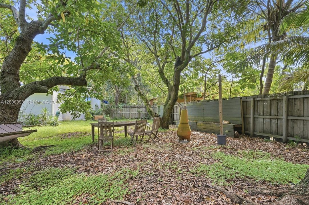 For Rent: $3,800 (3 beds, 2 baths, 1037 Square Feet)
