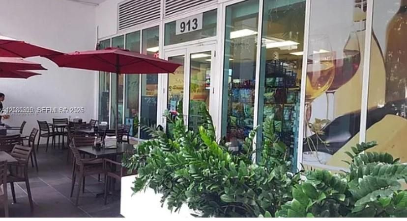 For Sale: $490,000 (1 beds, 1 baths, 688 Square Feet)