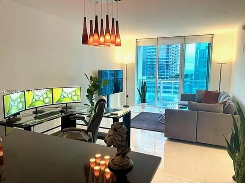 For Sale: $490,000 (1 beds, 1 baths, 688 Square Feet)