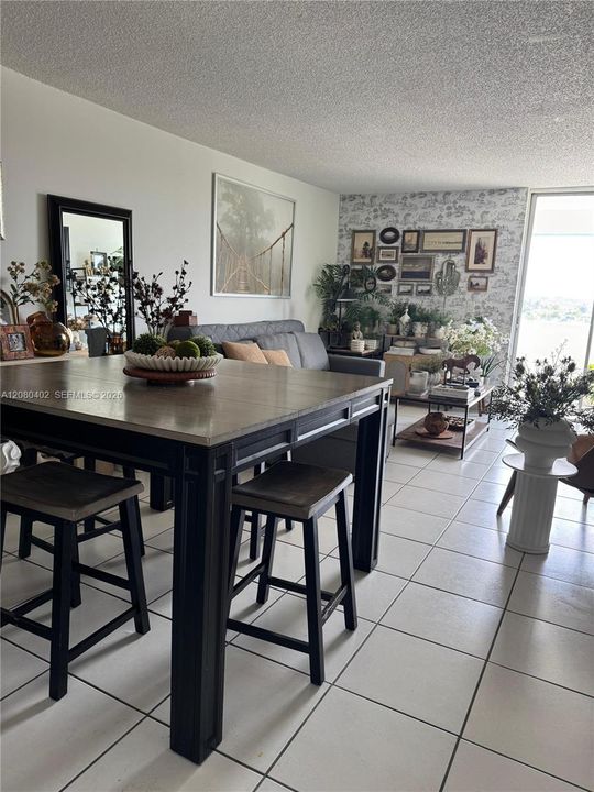 For Rent: $2,050 (2 beds, 2 baths, 882 Square Feet)