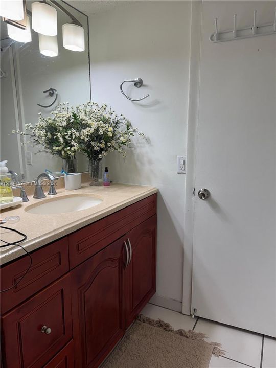 For Rent: $2,050 (2 beds, 2 baths, 882 Square Feet)