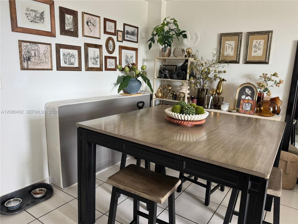 For Rent: $2,050 (2 beds, 2 baths, 882 Square Feet)