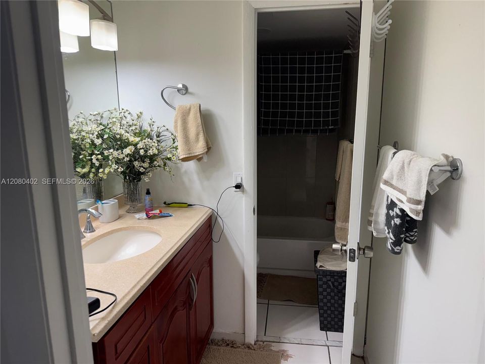 For Rent: $2,050 (2 beds, 2 baths, 882 Square Feet)
