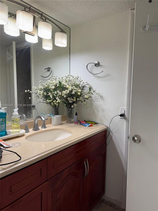 For Rent: $2,050 (2 beds, 2 baths, 882 Square Feet)