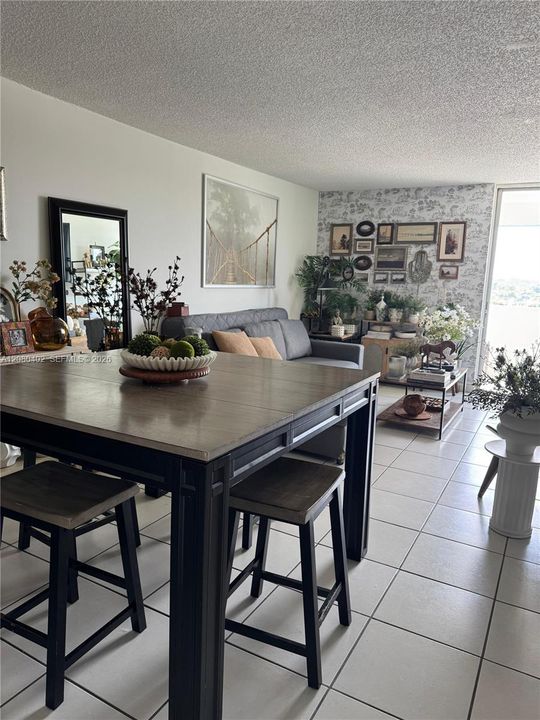 For Rent: $2,050 (2 beds, 2 baths, 882 Square Feet)