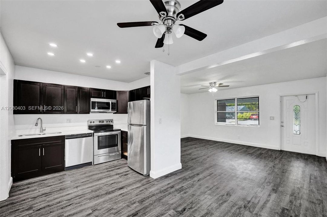 For Sale: $435,000 (3 beds, 2 baths, 1103 Square Feet)
