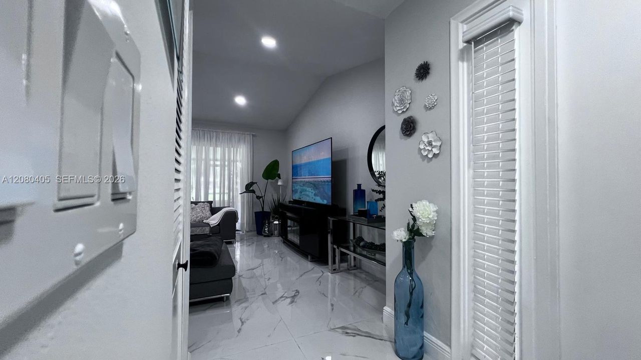 For Sale: $475,000 (2 beds, 2 baths, 1169 Square Feet)