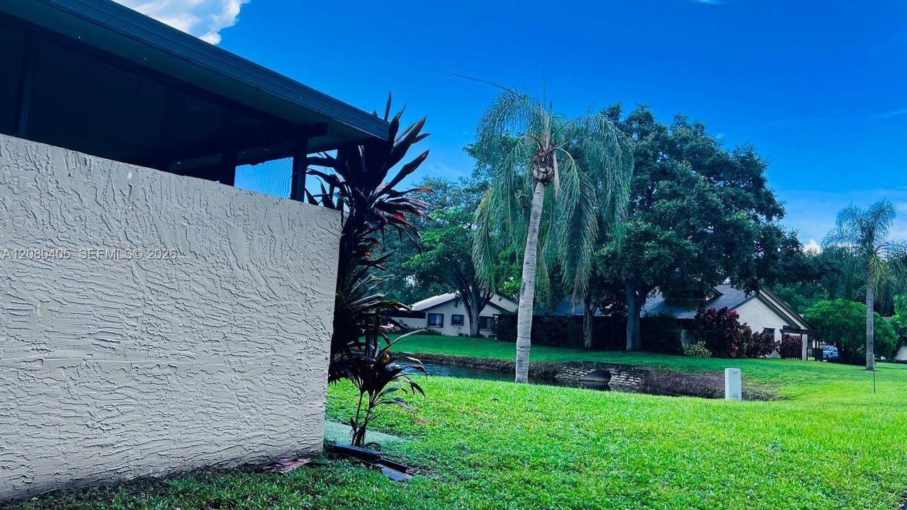 For Sale: $475,000 (2 beds, 2 baths, 1169 Square Feet)