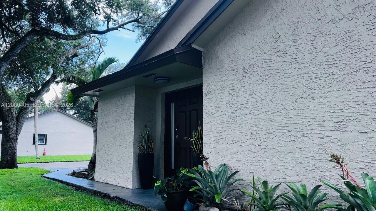 For Sale: $475,000 (2 beds, 2 baths, 1169 Square Feet)
