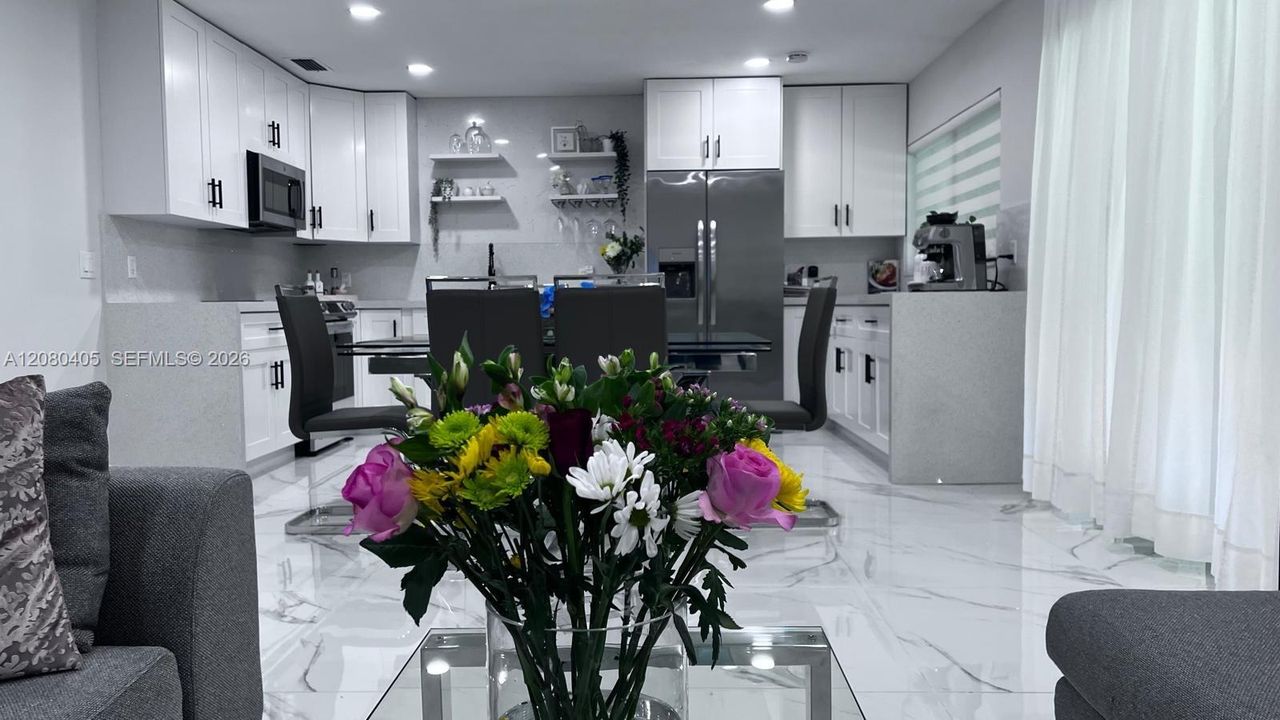 For Sale: $475,000 (2 beds, 2 baths, 1169 Square Feet)