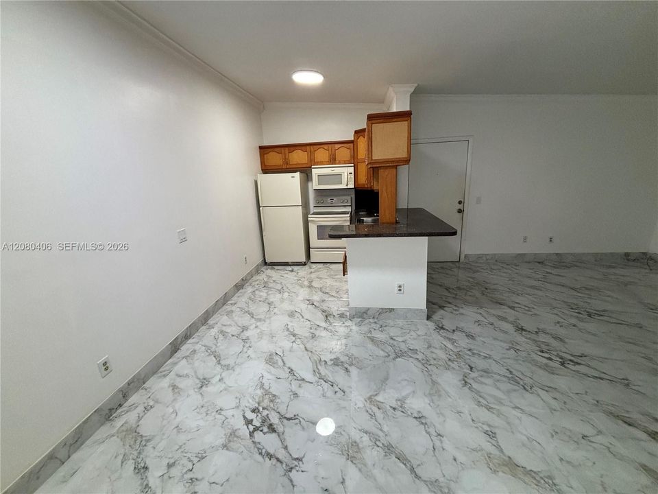 For Rent: $2,500 (2 beds, 2 baths, 870 Square Feet)