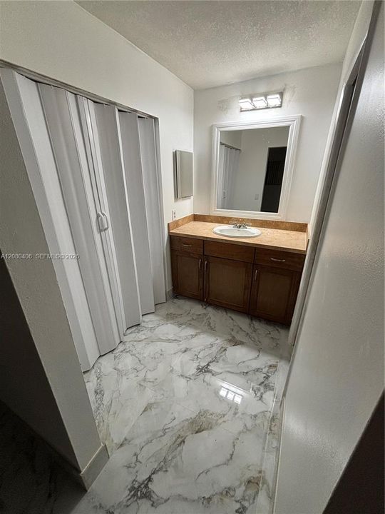 For Rent: $2,500 (2 beds, 2 baths, 870 Square Feet)