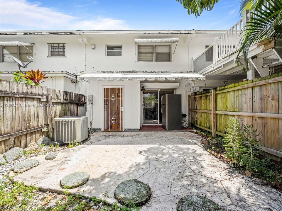 В аренду: $2,450 (2 спален, 1 ванн, 1102 Квадратных фут)