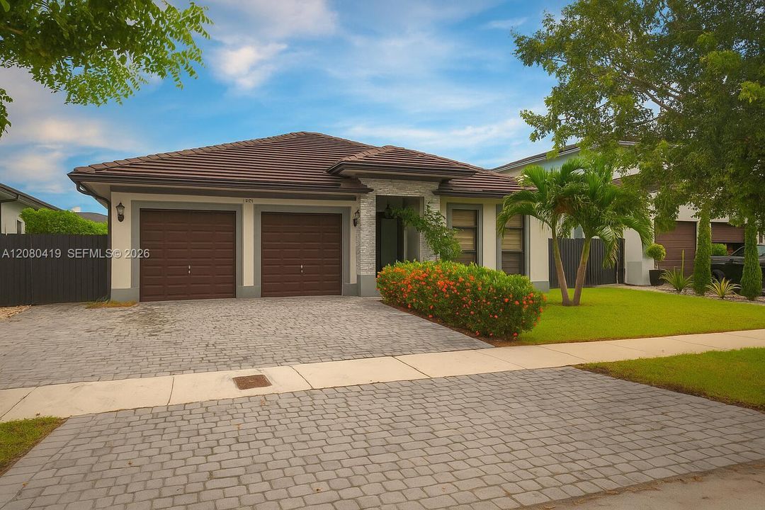 En Venta: $1,140,000 (4 camas, 3 baños, 2750 Pies cuadrados)