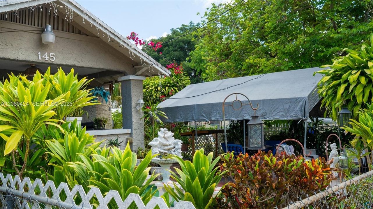 На продажу: $1,455,000 (0.16 acres)