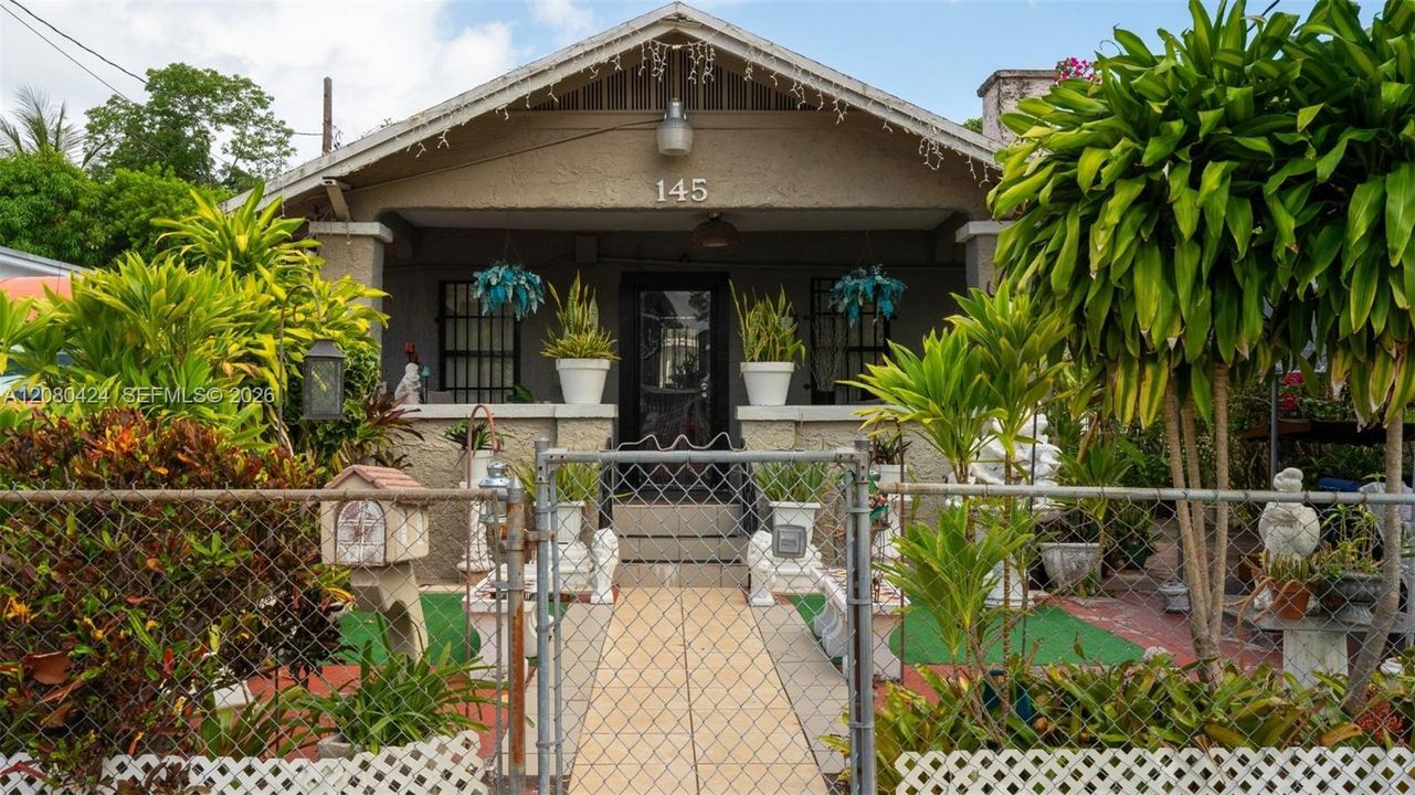 На продажу: $1,455,000 (0.16 acres)