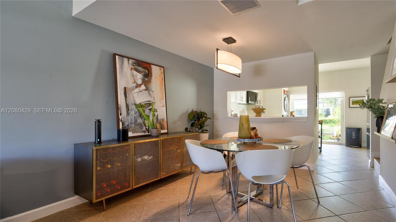 For Sale: $404,999 (2 beds, 1 baths, 1110 Square Feet)