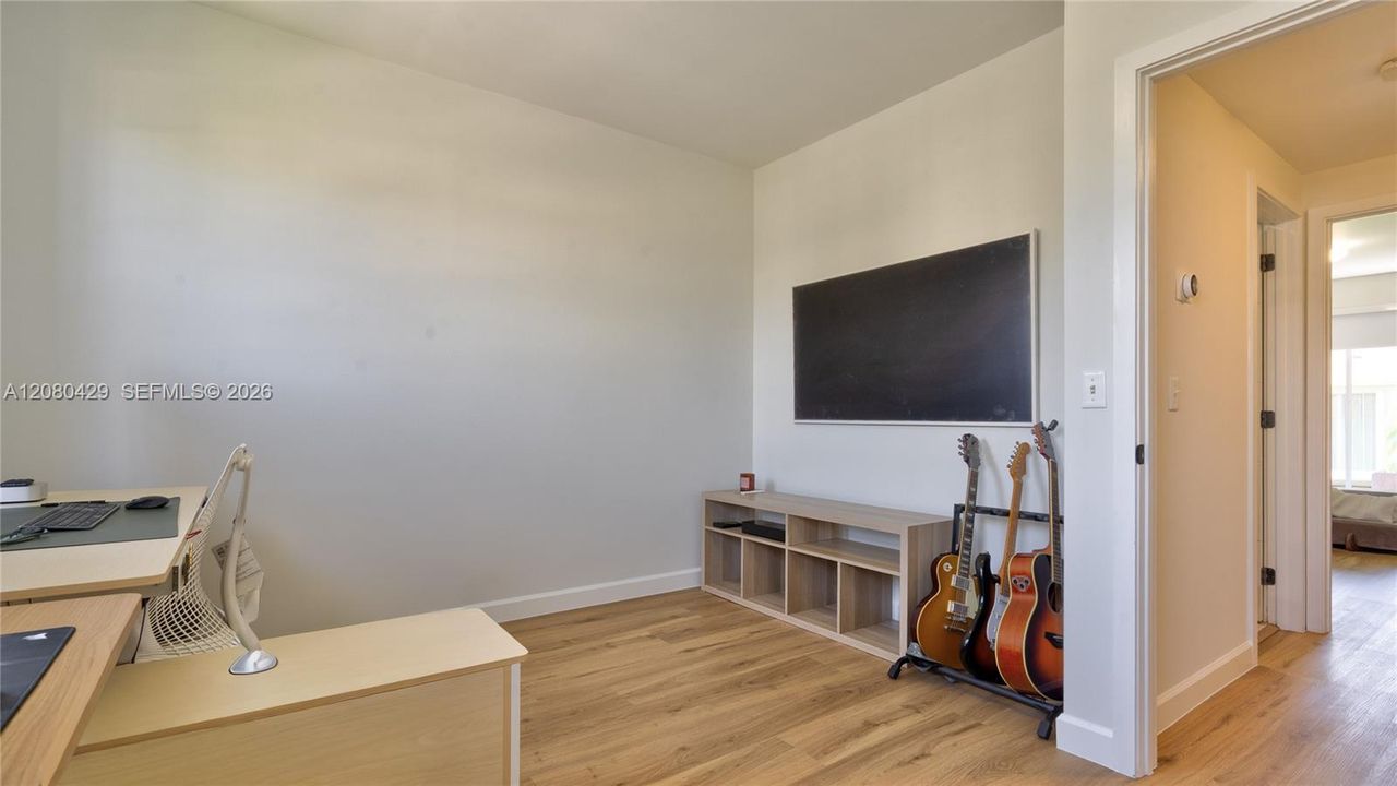 For Sale: $404,999 (2 beds, 1 baths, 1110 Square Feet)
