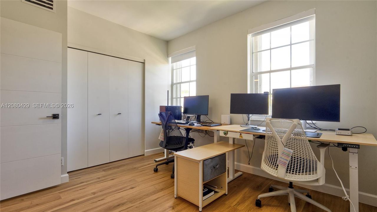 For Sale: $404,999 (2 beds, 1 baths, 1110 Square Feet)