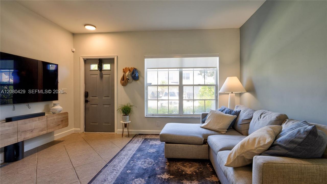 For Sale: $404,999 (2 beds, 1 baths, 1110 Square Feet)